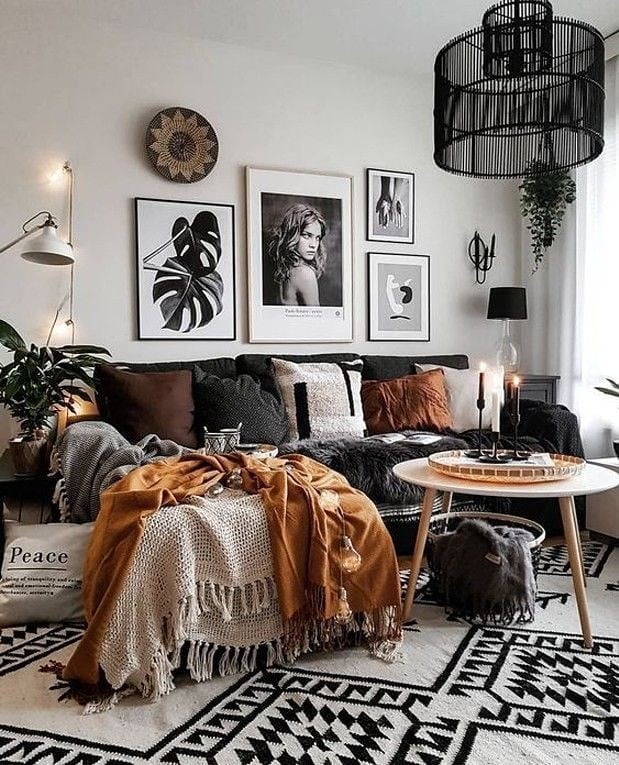 Sala com almofadas, mantas e tapete em cinza e preto