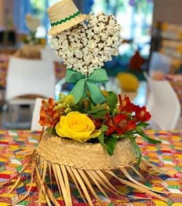 Chapéu de palha com flores e enfeite com pipoca e chapéu de palha