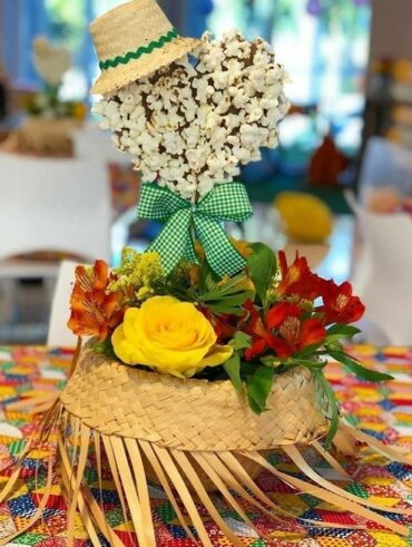 Chapéu de palha com flores e enfeite com pipoca e chapéu de palha