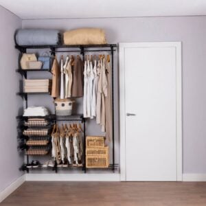 Closet suspenso em estrutura aramada preta com prateleiras e cabideiros