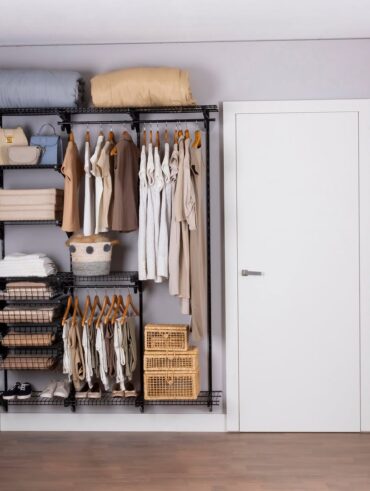 Closet suspenso em estrutura aramada preta com prateleiras e cabideiros