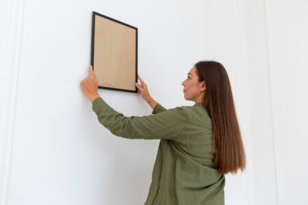 Como montar uma parede de quadros decorativos para sala?