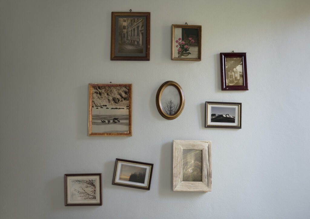 Como montar uma parede de quadros decorativos para sala?