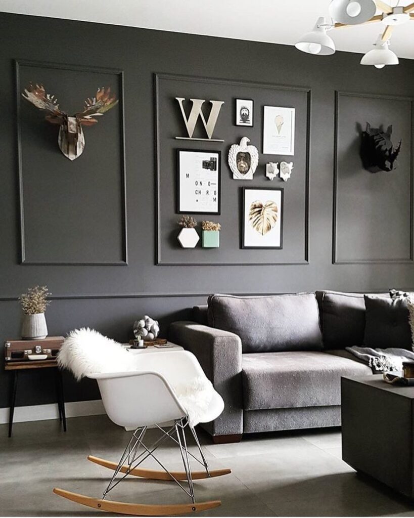Sala em tons de cinza e preto, com poltrona de balanço branca