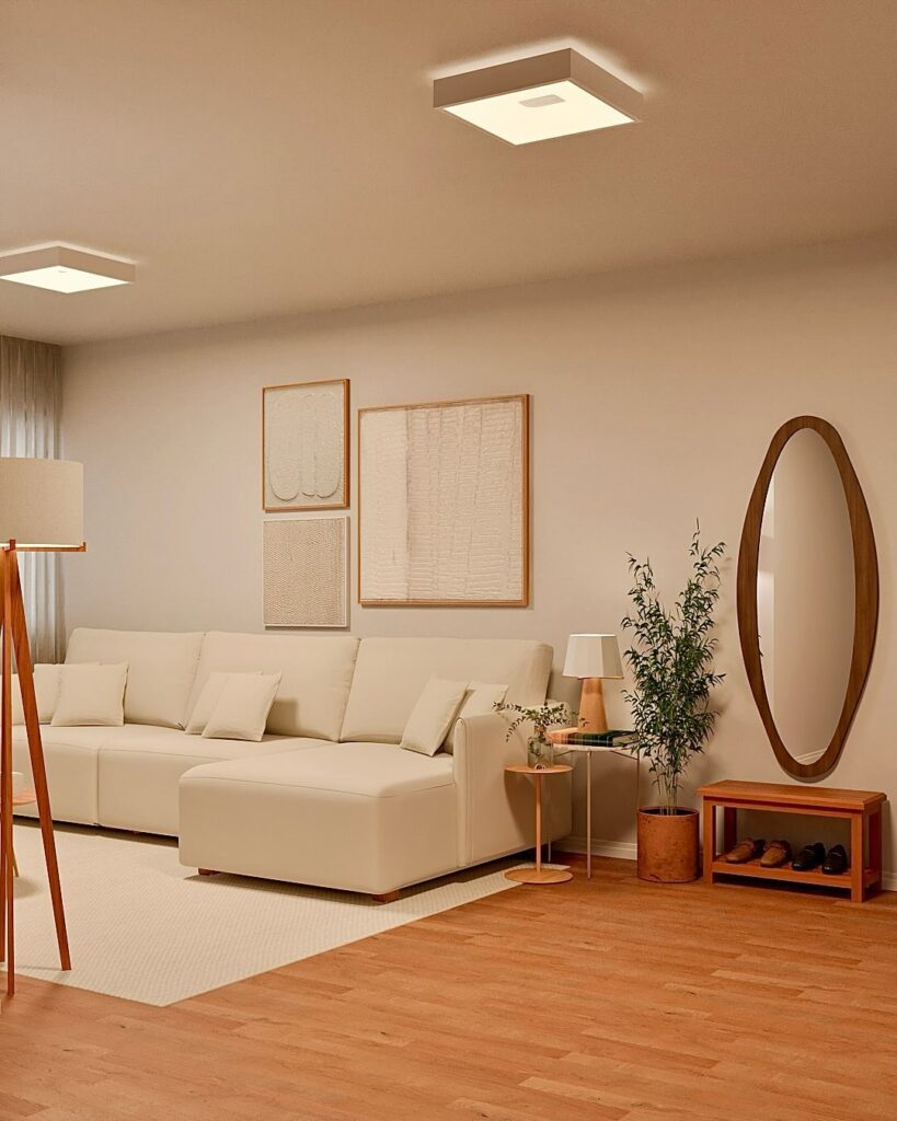 Sala com paredes es sofá bege, com madeira nas molduras, sapateira e luminária de piso
