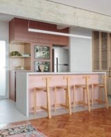 Cozinha com revestimento rosa
