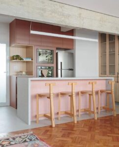 Cozinha com revestimento rosa