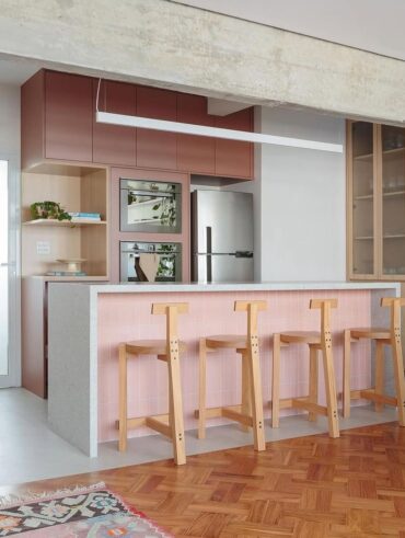 Cozinha com revestimento rosa