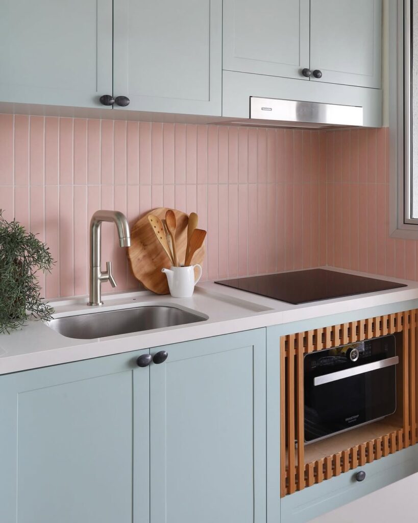 Cozinha com rodabanca rosa e armário verde