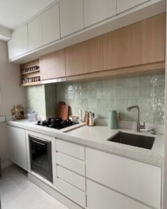 Cozinha pequena e decorada com MDF branco e de madeira, com rodabanca verde