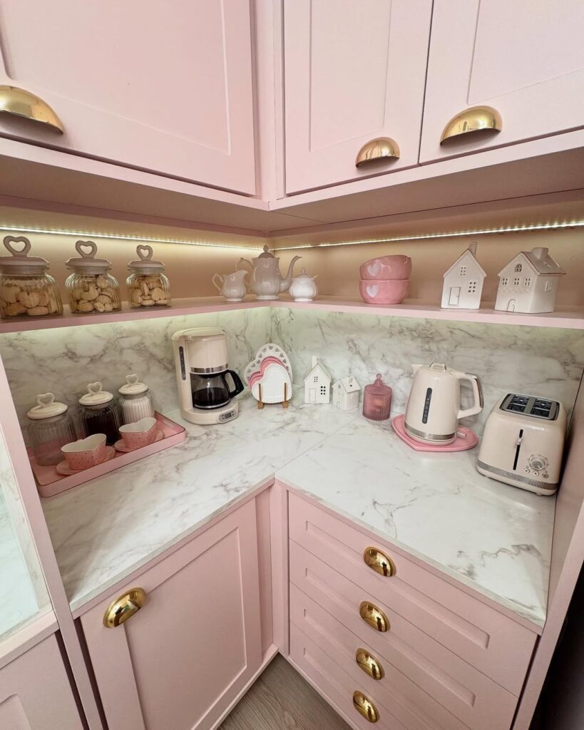 Cozinha com decoração rosa
