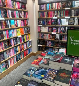 Estantes com livros
