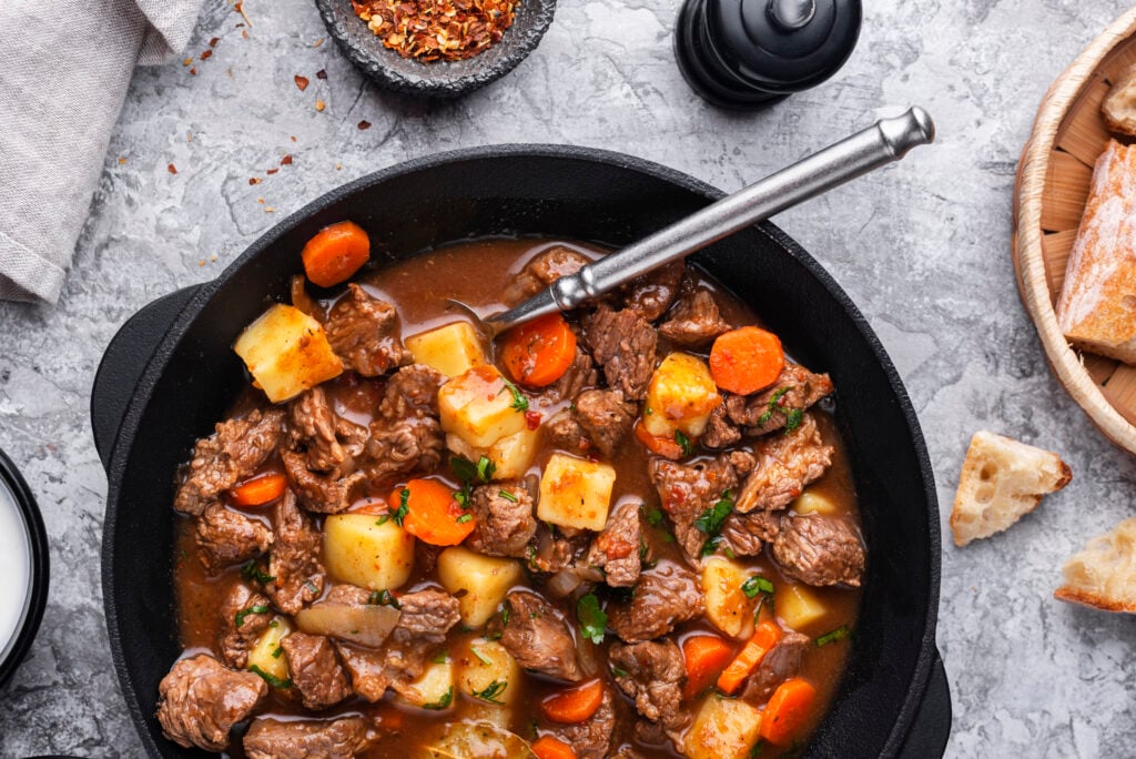 Ensopado de carne e legumes harmoniza com Merlot