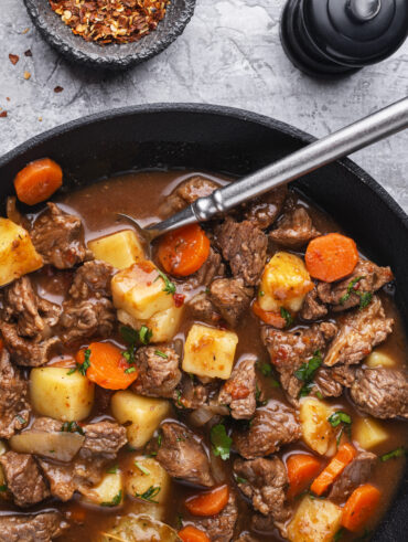 Ensopado de carne e legumes harmoniza com Merlot