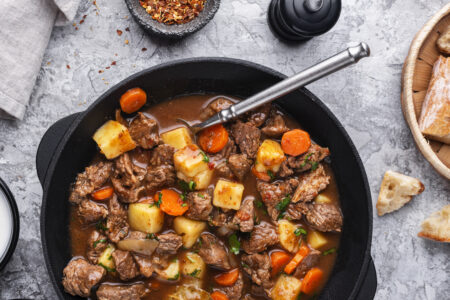 Ensopado de carne e legumes harmoniza com Merlot