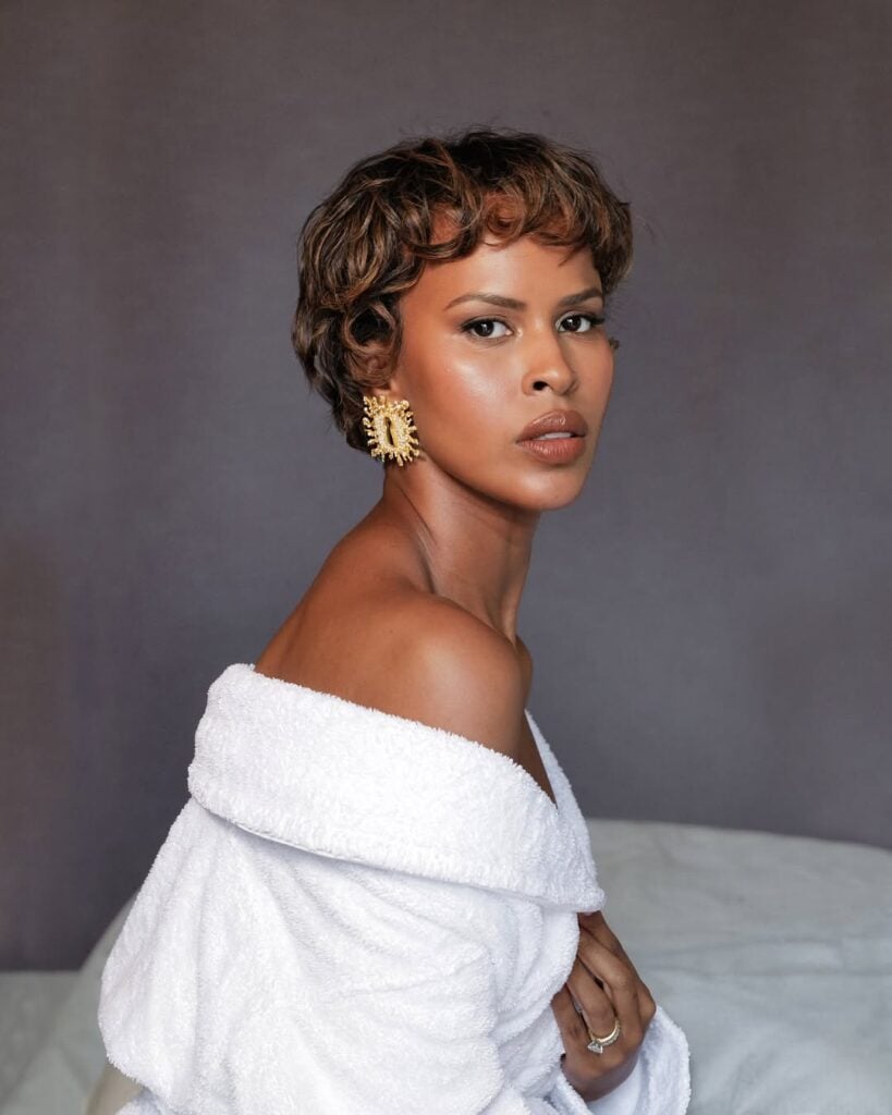 Mulher negra com corte de cabelo curto no estilo bixie ondulado