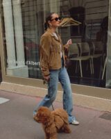 Look com jaqueta marrom com franjas