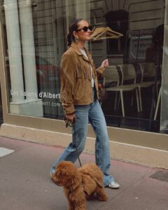 Look com jaqueta marrom com franjas