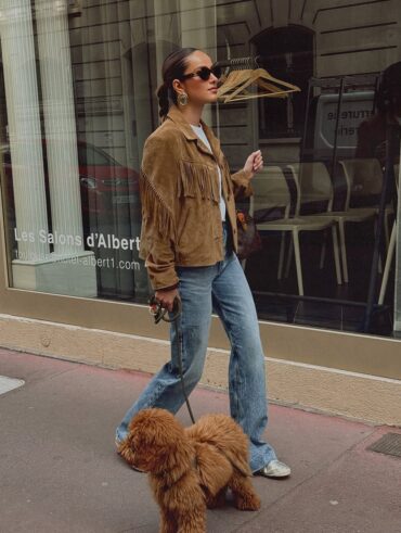 Look com jaqueta marrom com franjas
