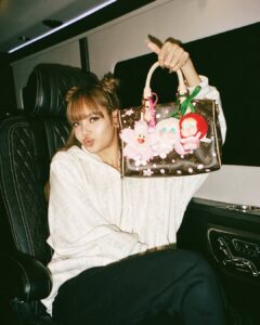 LISA com chaveiros de bonecos Labubu
