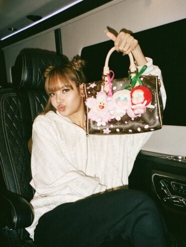 LISA com chaveiros de bonecos Labubu