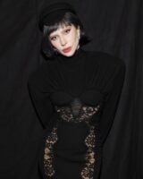 Lady Gaga com corte hime cut e microfranja