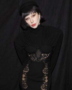 Lady Gaga com corte hime cut e microfranja