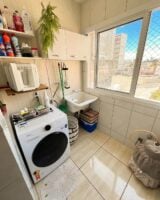 Apartamento com lavanderia pequena