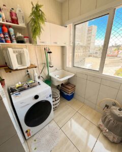 Apartamento com lavanderia pequena