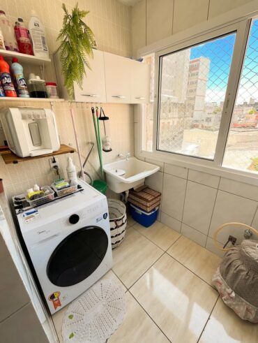 Apartamento com lavanderia pequena
