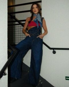 Look de São João com macacão jeans, top e lenço