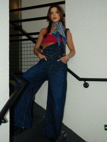 Look de São João com macacão jeans, top e lenço