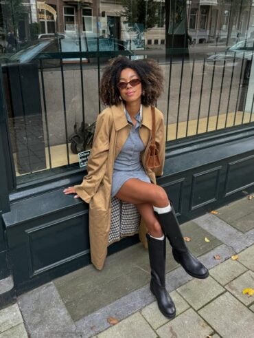 Mulher jovem sentada com look com bota de cano longo