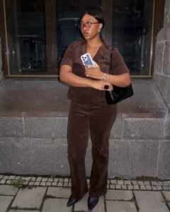 Look com calça marrom