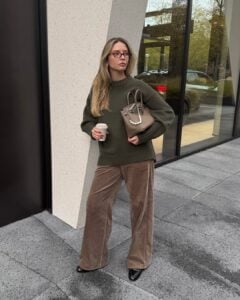 Look com calça marrom