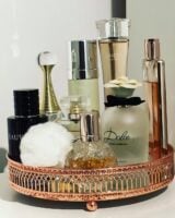 Bandeja decorativa rose gold com perfumes de vários tamanhos