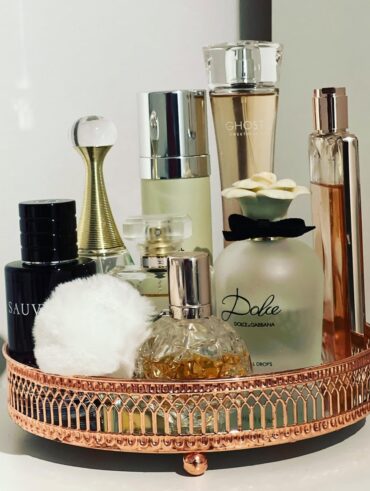 Bandeja decorativa rose gold com perfumes de vários tamanhos