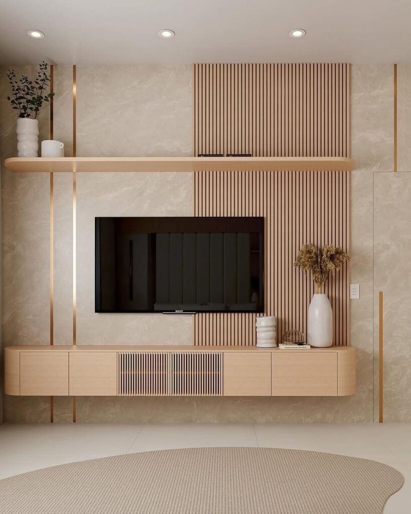 Sala com painel ripado atrás da tv, rack suspense em tons neutros e vasos decorativos brancos