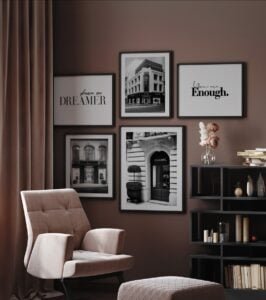 Sala de estar com parede em tom de marrom e quadros em preto e branco com bordas pretas
