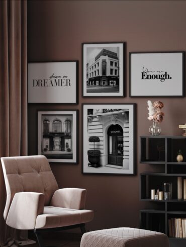 Sala de estar com parede em tom de marrom e quadros em preto e branco com bordas pretas