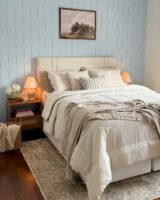 Quarto com cama de casal e parede azul