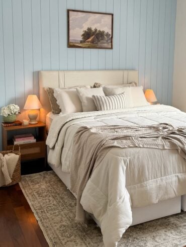 Quarto com cama de casal e parede azul