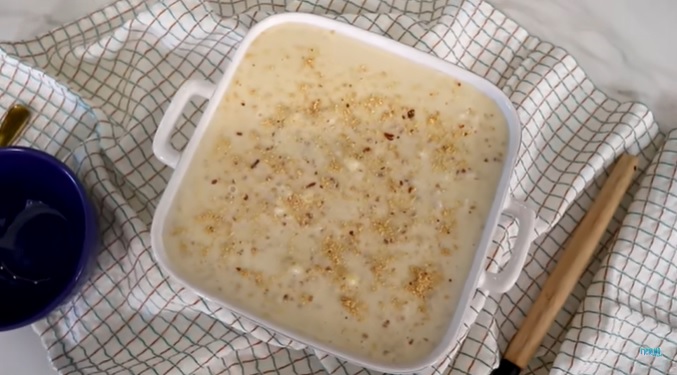 Canjica cremosa com amendom em recipiente branco