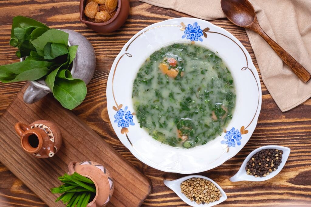 Sopa verde com linguiça