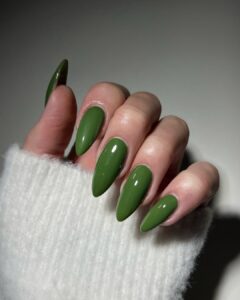 Mão de pele clara, com unha amendoada verde-oliva