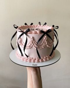 Bolo vintage rosa com laços pretos