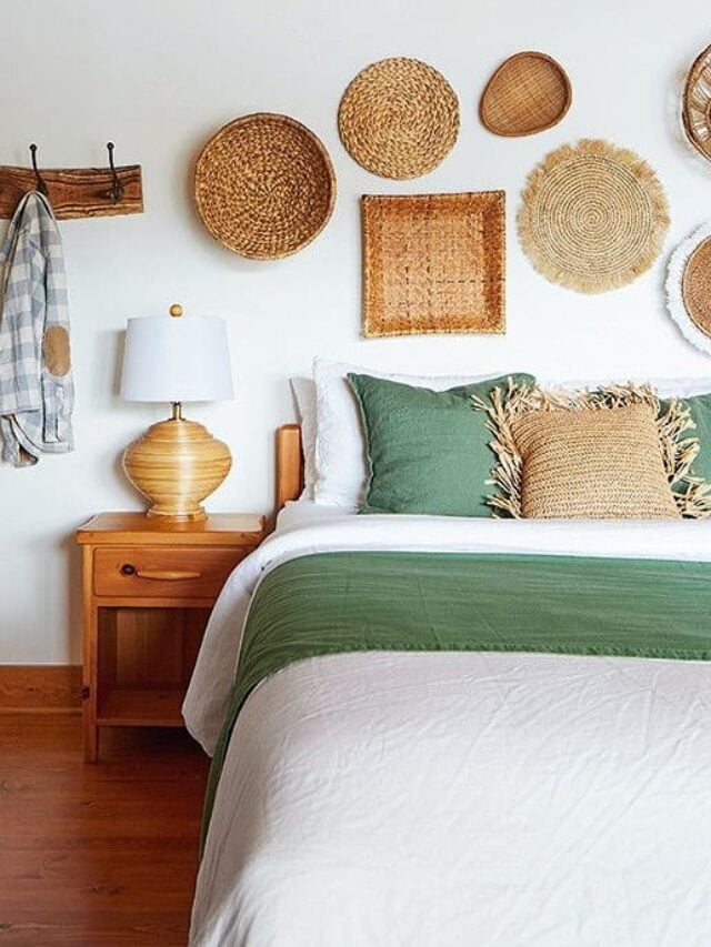 Quarto com parede branca e objetos de palha na parede