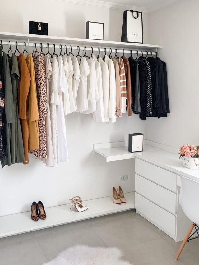 Closet pequeno com prateleira e barra para cabides brancos