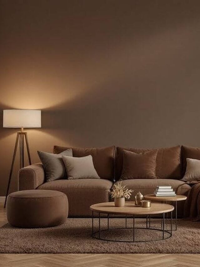 Sala de estar com paleta de cor Mocha Mousse, com sofá de três lugares, almofadas e pufe no mesmo tom