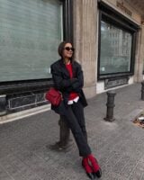 Look com tricô vermelho e meias vermelhas
